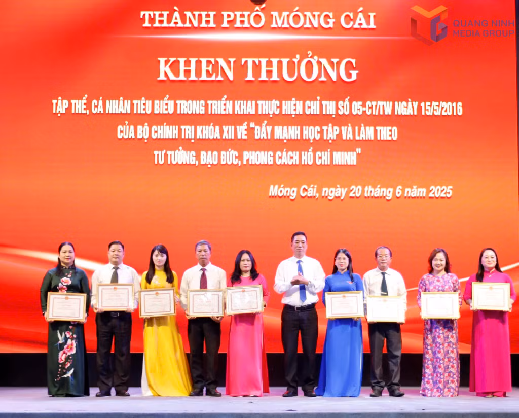 Lãnh đạo TP Móng Cái khen thưởng cho các tập thể, cá nhân có thành tích xuất sắc trong học tập và làm theo tư tưởng, đạo đức, phong cách Hồ Chí Minh