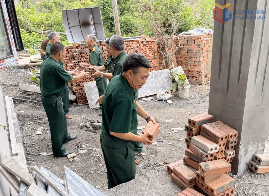 Hội viên Hội CCB phường Hà Phong (TP Hạ Long) tham gia góp ngày công để xây dựng Nhà nghĩa tình đồng đội cho hội viên trên địa bàn phường.