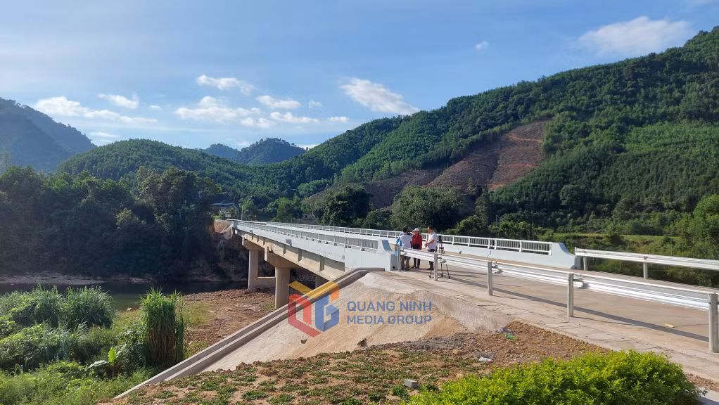Nhiều công trình hạ tầng được xây dựng, phục vụ đời sống dân sinh, phát triển KT-XH vùng đồng bào DTTS. (Trong ảnh: Công trình nâng cấp chống ngập lụt tuyến đường từ tỉnh lộ 330 đến tỉnh lộ 342 trên địa bàn huyện Ba Chẽ). Ảnh: Trần Thanh