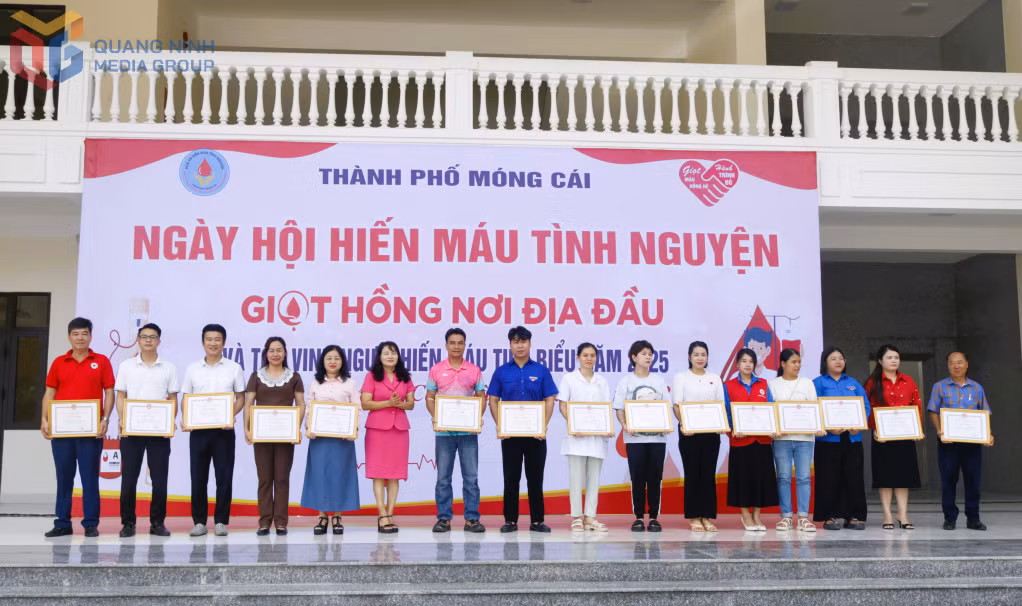 Khen thưởng các tập thể, cá nhân tiêu biểu trong phong trào HMTN.