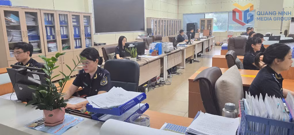 Hoạt động tại bộ phận thủ tục Hải quan cửa khẩu quốc tế Móng Cái.