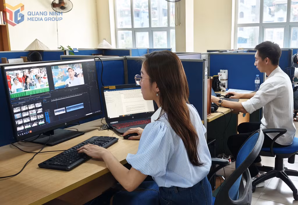 Các phóng viên "đa phương tiện" của Trung tâm Truyền thông tỉnh Quảng Ninh có thể linh hoạt viết báo, dựng truyền hình, đáp ứng yêu cầu làm báo hiện đại.