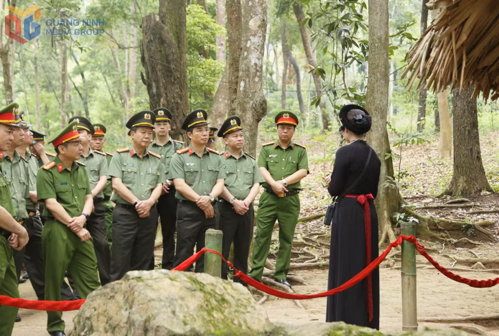 Đoàn đại biểu Công an tỉnh Quảng Ninh thăm khu di tích Lán Nà Nưa.