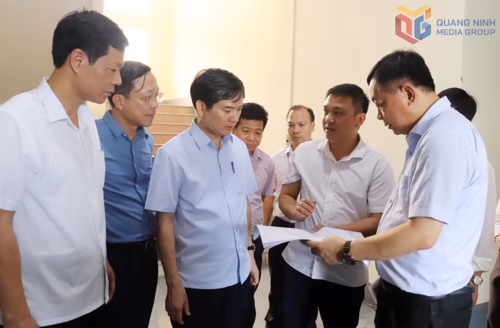 Đồng chí Vũ Quyết Tiến, Phó Bí thư Tỉnh ủy kiểm tra việc sắp xếp trụ sở làm việc tại phường Yên Tử (TP Uông Bí).