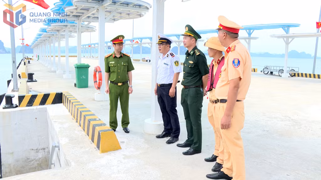 Lực lượng chức năng của tỉnh kiểm tra cơ sở vật chất tại Bến cảng cao cấp Ao Tiên, huyện Vân Đồn. Ảnh: Lê Nam