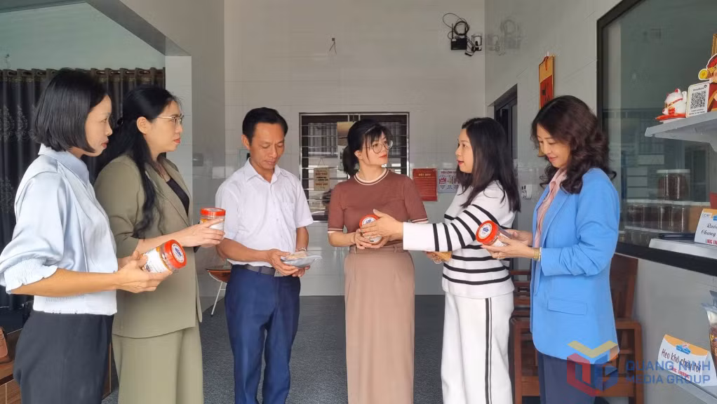 Lãnh đạo HND tỉnh tham quan các mô hình phát triển kinh tế tại TX Quảng Yên.