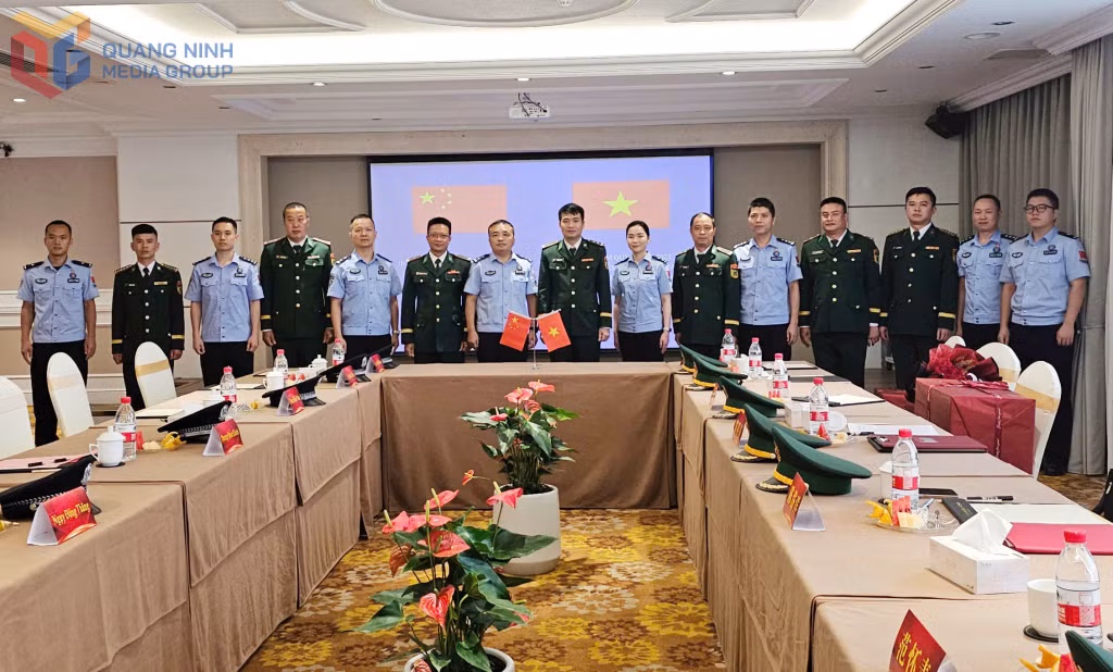 Đại biểu hai bên chụp ảnh lưu niệm
