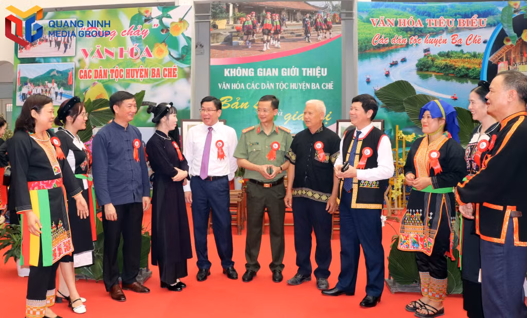 Lãnh đạo Ban Dân tộc tỉnh và huyện Ba Chẽ trò chuyện với bà con tại Đại hội đại biểu DTTS huyện Ba Chẽ, tháng 5/2024.