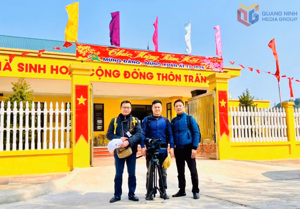 Phóng viên Phòng Thời sự tác nghiệp tại thôn Trần để phản ánh rõ nét hơn cuộc sống của người dân đảo Trần những ngày đón Tết Nguyên đán 2025.