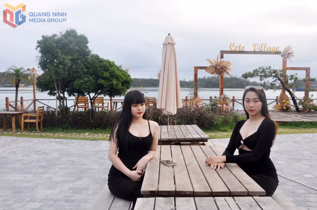Vào mùa hè, khách đến với Cô Tô chủ yếu là khách nội địa. Ảnh chụp tại homestay Coto Village.