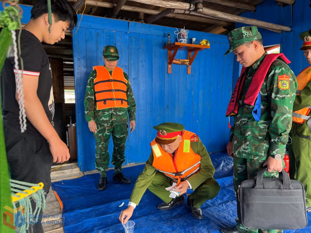 Công an phường Hà An, thị xã Quảng Yên phối hợp với trạm kiểm soát Biên phòng Hà An, đồn Biên phòng cửa khẩu Cảng Hòn Gai test ma túy đối với nhân viên trên tàu thuyền.