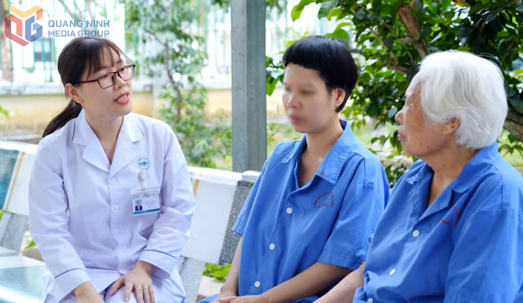 Nhân viên Tổ Công tác xã hội, Bệnh viện Bảo vệ sức khỏe tâm thần tỉnh đang trò chuyện, nắm bắt hoàn cảnh của bệnh nhân đang điều trị tại bệnh viện.