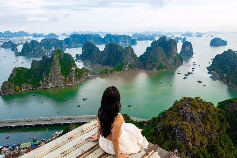 Tầm nhìn toàn cảnh vịnh Hạ Long từ núi Bài Thơ. Ảnh: @travelwithlings.