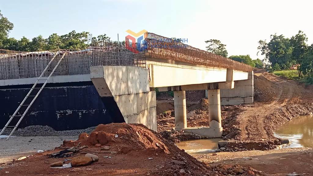 Hạng mục cầu Quảng Thành bắc qua sông Tài Chi thuộc dự án nâng cấp kết nối tuyến đường giao thông từ thôn 3 xã Quảng Thịnh đi xã Quảng Thành nối quốc lộ 18A