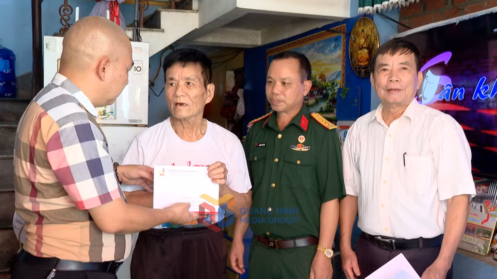Đại diện Hội Doanh nhân trẻ tỉnh và Hội Nạn nhân chất độc da cam/dioxin tỉnh thăm, tặng quà gia đình CCB Bùi Văn Dinh có con là Bùi Văn Quý- nạn nhân chất độc da cam/dioxin, tổ 2, khu 6, phường Hồng Hà (TP Hạ Long).