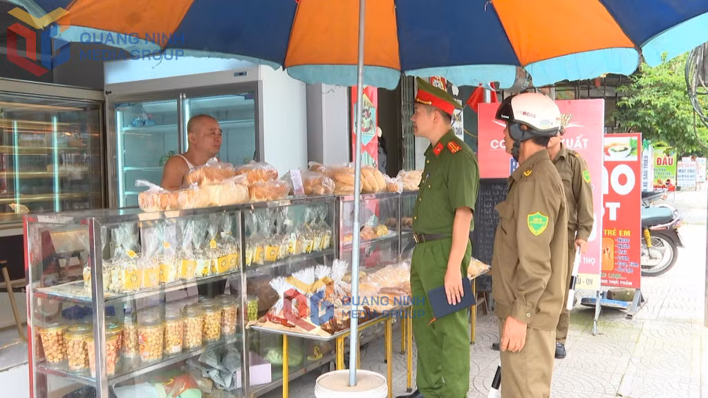 Công an phường Bình Khê (TP Đông Triều) tuần tra kết hợp tuyên truyền Luật Trật tự, ATGT đường bộ cho người dân.