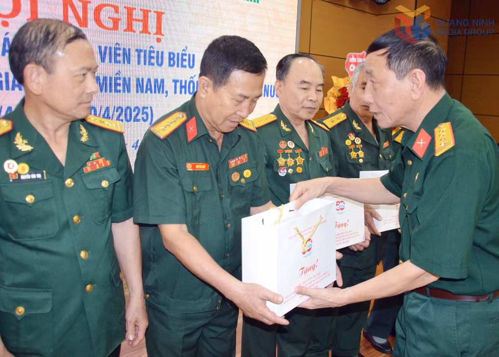 Phó Chủ tịch Hội CCB tỉnh Trần Đình Trách tặng quà cho hội viên CCB gương mẫu vượt khó vươn lên tháng 4/2025.