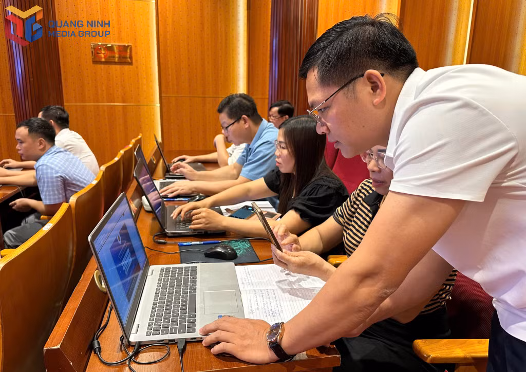 Các học viên thực hành trực tiếp.