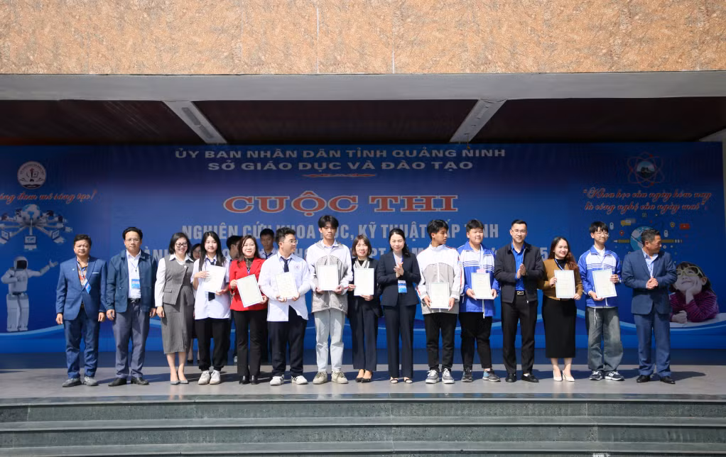 3 tác phẩm xuất sắc nhất được lựa chọn dự thi Cuộc thi nghiên cứu khoa học kỹ thuật cấp quốc gia dành cho học sinh THCS và THPT năm học 2024-2025. Ảnh: Minh Hà