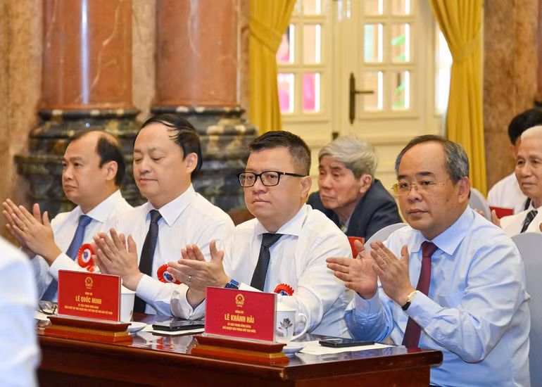 Các đại biểu dự buổi gặp mặt, tuyên dương.