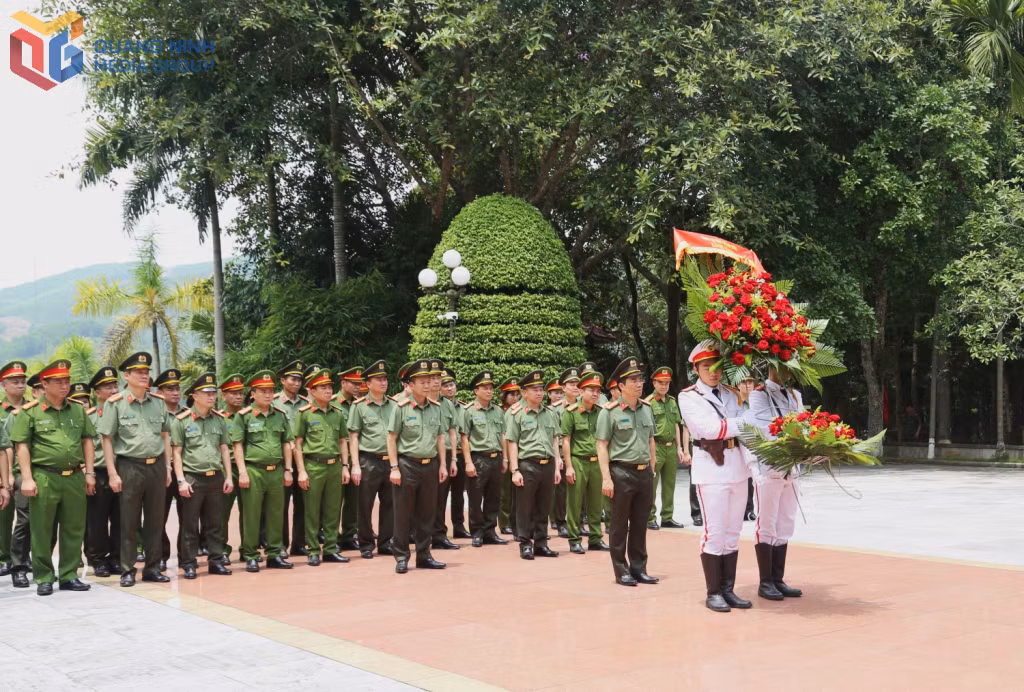 Đoàn đại biểu Công an tỉnh dâng hoa trước Tượng đài các Anh hùng liệt sĩ tại Khu di tích lịch sử CAND.