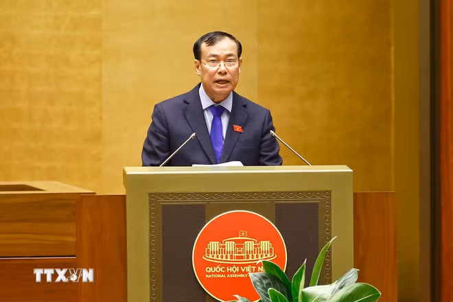 Chủ nhiệm Ủy ban Quốc phòng, An ninh và Đối ngoại của Quốc hội Lê Tấn Tới trình bày Báo cáo thẩm tra các dự án luật liên quan đến quốc phòng-an ninh. (Ảnh: Doãn Tấn/TTXVN)