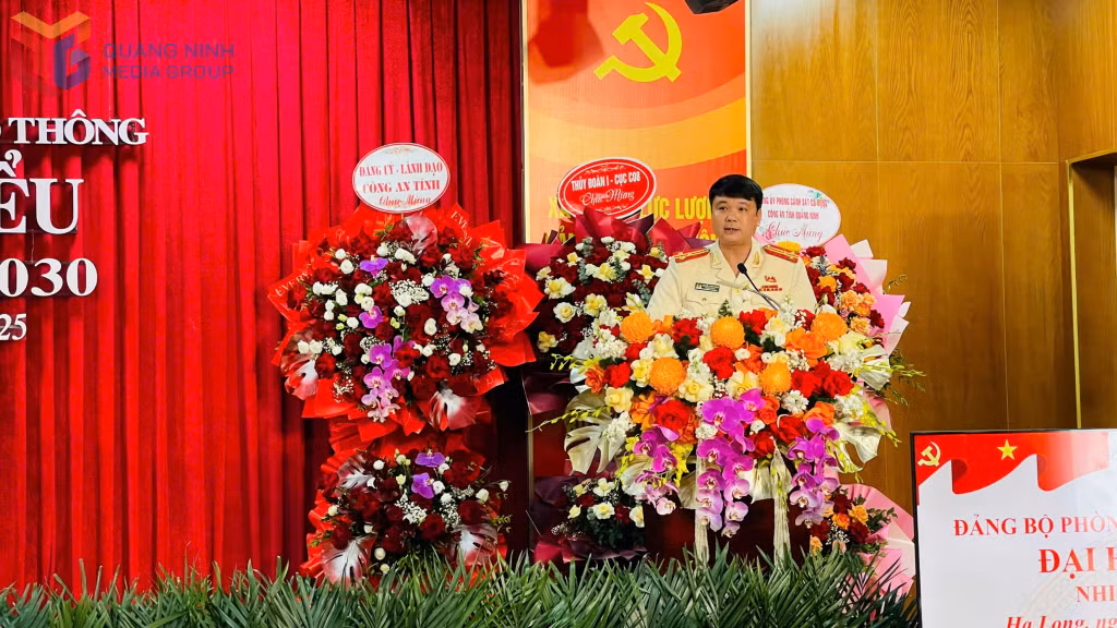 Thượng tá Nguyễn Thành Hưng Bí thư Đảng ủy, Trưởng phòng CSGT (Công an tỉnh) trình bày báo cáo chính trị và báo cáo kiểm điểm BCH Đảng bộ phòng CSGT nhiệm kỳ 2020-2025. 