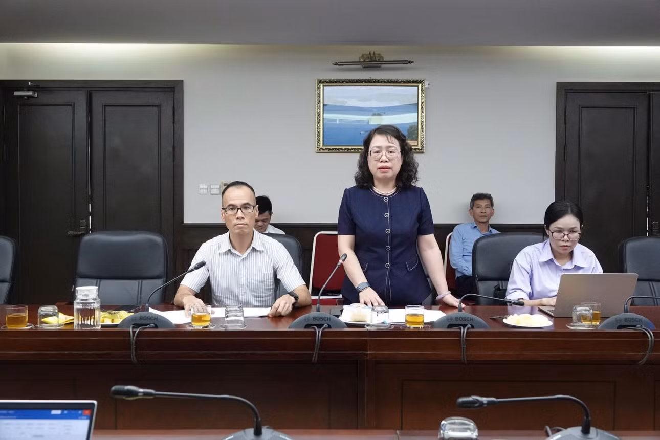 Phó Giám đốc Kho bạc Nhà nước, bà Ngô Thị Nhung trả lời câu hỏi của báo chí chiều 17/6.