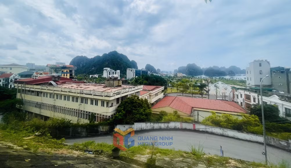Khu vực xung quanh bệnh viện hiện nay có nhiều khu đất và công trình y tế đã xuống cấp, không còn sử dụng đúng chức năng hoặc sử dụng kém hiệu quả.