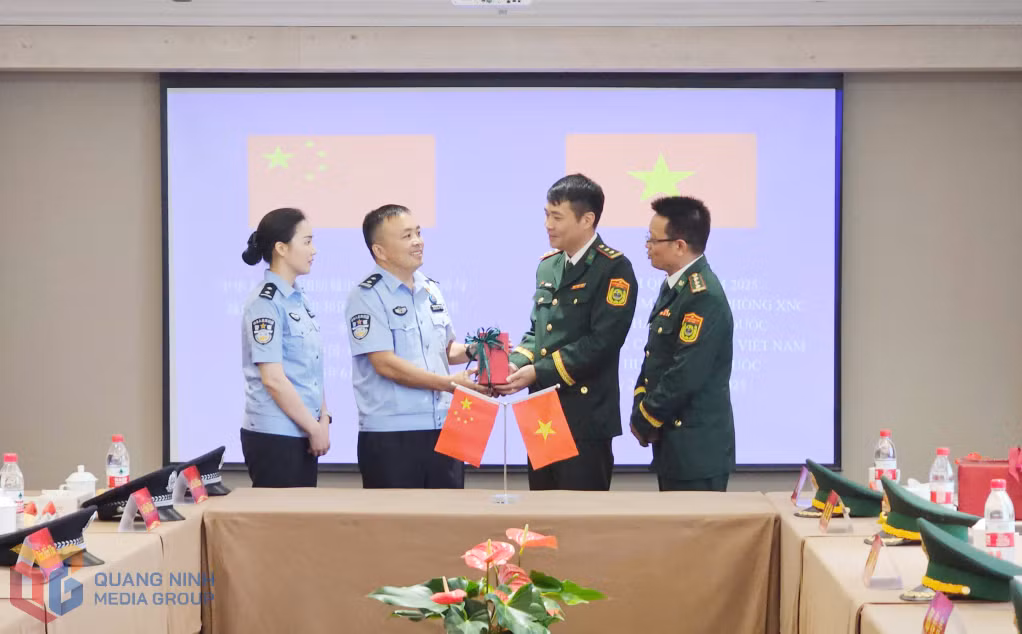 Hai bên tặng quà lưu niệm.
