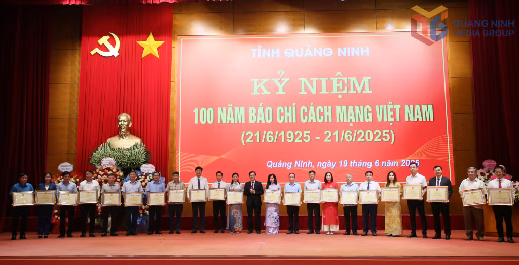 Đồng chí Vũ Quyết Tiến, Phó Bí thư Tỉnh ủy trao Bằng khen của UBND tỉnh cho các tập thể có thành tích xuất sắc.