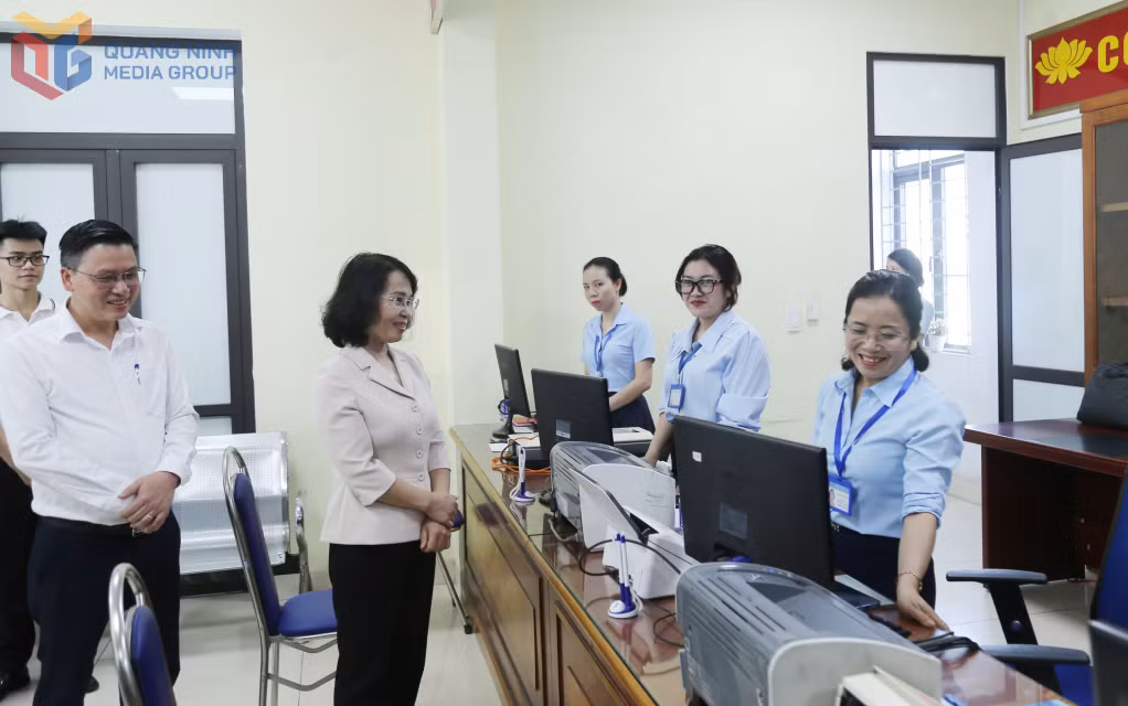 Đồng chí Trịnh Thị Minh Thanh, Phó Bí thư Thường trực Tỉnh ủy, Chủ tịch HĐND tỉnh kiểm tra vận hành thử nghiệm tại phường Cửa Ông mới.