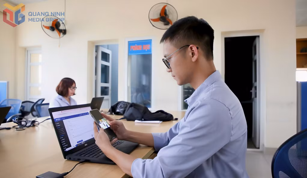 Phóng viên Minh Hà, Phòng Thời sự, Trung tâm Truyền thông tỉnh Quảng Ninh, tác nghiệp nhanh nhạy bằng điện thoại thông minh, đáp ứng yêu cầu làm báo thời đại số.