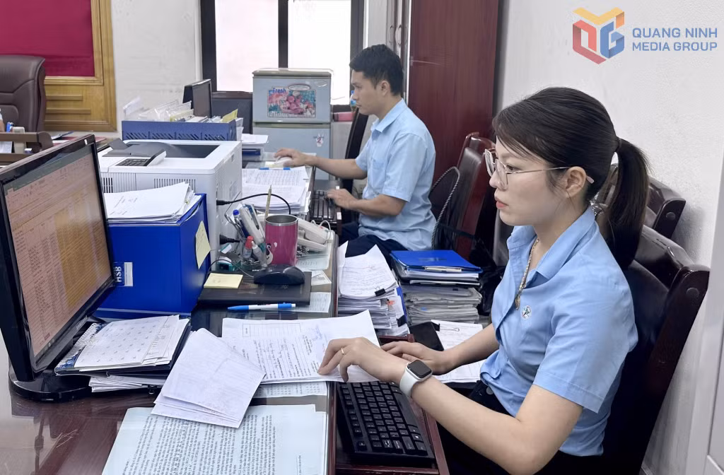 Cán bộ phụ trách BHXH của Công ty CP Than Mông Dương thực hiện khai báo giải quyết chế độ chính sách BHXH, BHYT ngay tại cơ quan thông qua phương thức giao dịch hồ sơ điện tử. Ảnh: Dương Trường