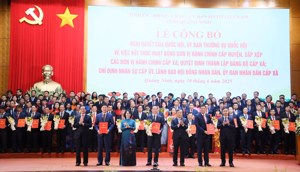 Ban Thường vụ Tỉnh uỷ trao các quyết định của Tỉnh ủy, Ban Thường vụ Tỉnh ủy, các Nghị quyết của HĐND tỉnh và tặng hoa chúc mừng Đảng bộ phường Việt Hưng.