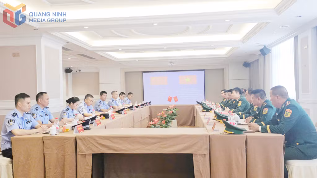 Đoàn đại biểu hai bên hội đàm.