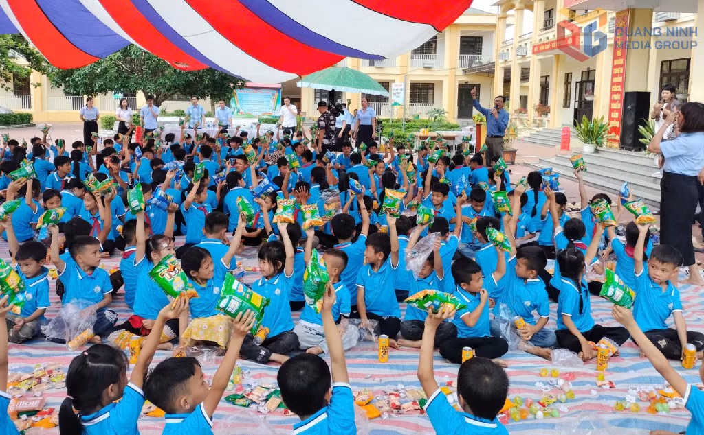 Hội Bảo trợ NKT - TMC tỉnh cùng nhà hảo tâm tổ chức hoạt động vui chơi cho các em học Trường TH, THCS Đồn Đạc (huyện Ba Chẽ) nhân dịp Tết thiếu Nhi 1/6/2025.