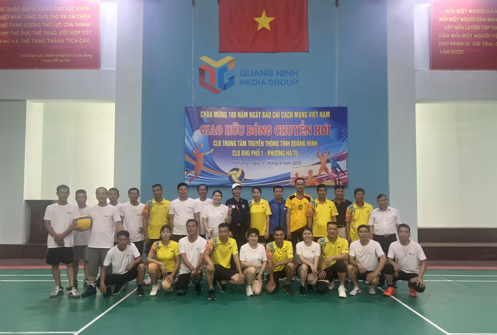 Đội bóng chuyền hơi nam và nam, nữ của Trung tâm Truyền thông tỉnh và đội bóng chuyền hơi nam, và nam, nữ đến từ Khu phố 1, phường Hà Tu chụp ảnh lưu niệm trước khi bước vào trận đấu.