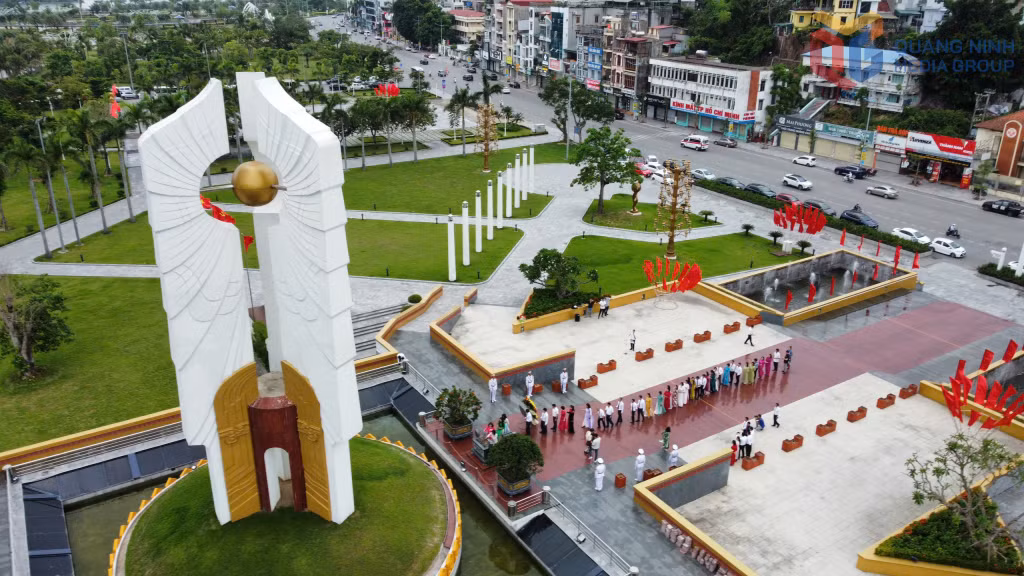 Đoàn đại biểu đại diện gần 500 hội viên Hội nhà báo tỉnh Quảng Ninh dâng hương tưởng niệm các Anh hùng liệt sỹ nhân dịp Kỷ niệm 100 năm Báo chí cách mạng Việt Nam.