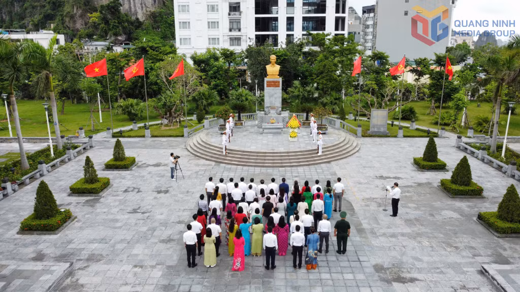 Các đại biểu đại diện cho đội ngũ những người làm báo tỉnh Quảng Ninh dâng hương và dành một phút tưởng niệm Anh hùng lực lượng vũ trang, liệt sĩ Vũ Văn Hiếu, Bí thư Đặc khu ủy đầu tiên Khu mỏ Quảng Ninh.