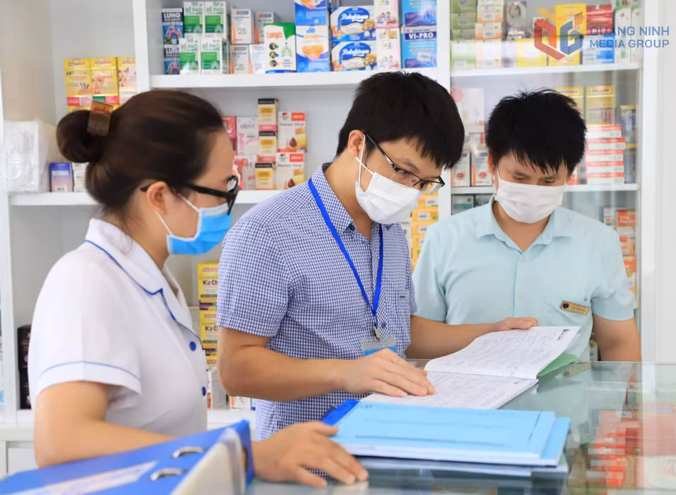 Đoàn của Sở Y tế tỉnh kiểm tra hoạt động bán lẻ thuốc, vật tư y tế tại các cơ sở kinh doanh thuốc trên địa bàn TP Hạ Long.
