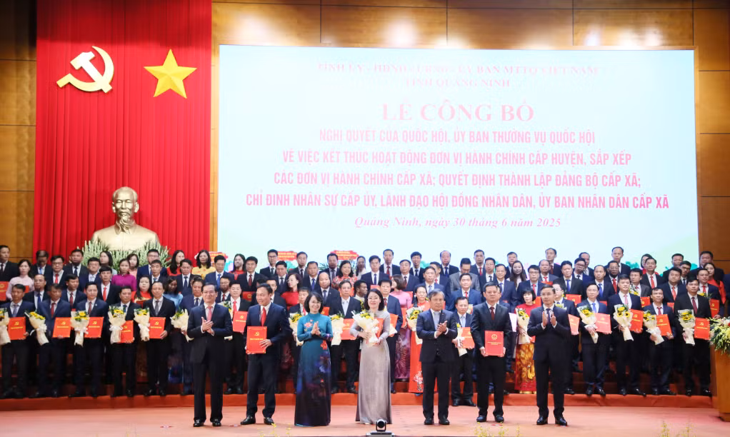 Ban Thường vụ Tỉnh uỷ trao các quyết định của Tỉnh ủy, Ban Thường vụ Tỉnh ủy, các Nghị quyết của HĐND tỉnh và tặng hoa chúc mừng Đảng bộ phường Hà Tu