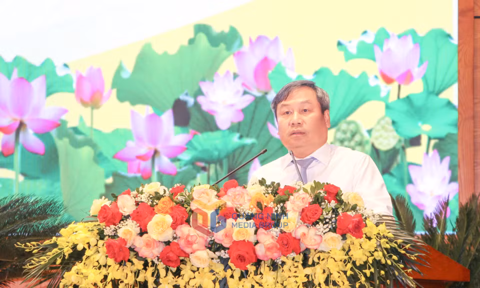 Đồng chí Vũ Đại Thắng, Ủy viên Trung ương Đảng, Bí thư Tỉnh ủy, Trưởng Đoàn ĐBQH tỉnh, phát biểu tại hội nghị.