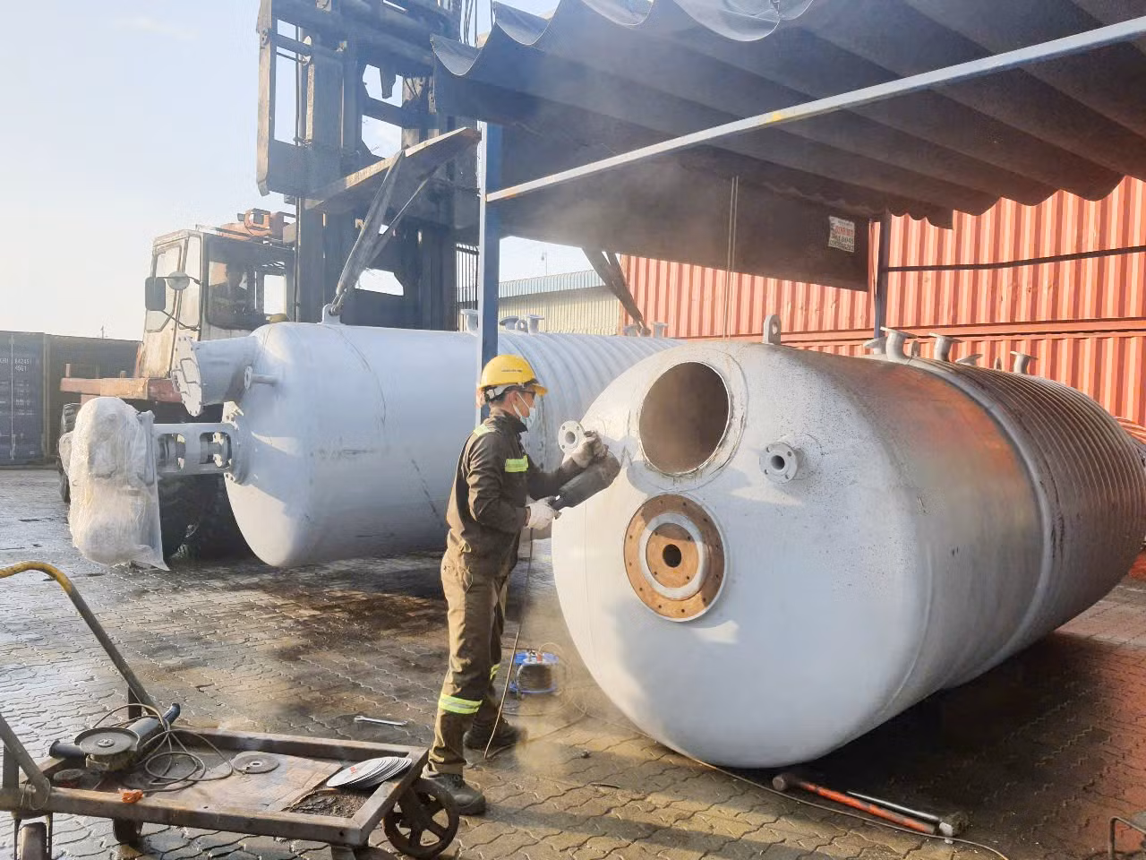 Hàng hoá vi phạm được cất giấu rất tinh vi trong 2 bồn thép rỗng, sau đó hàn kín lại chỉ để lại một lỗ nhỏ không thể quan sát bằng mắt thường hay rút hàng ra ngoài.