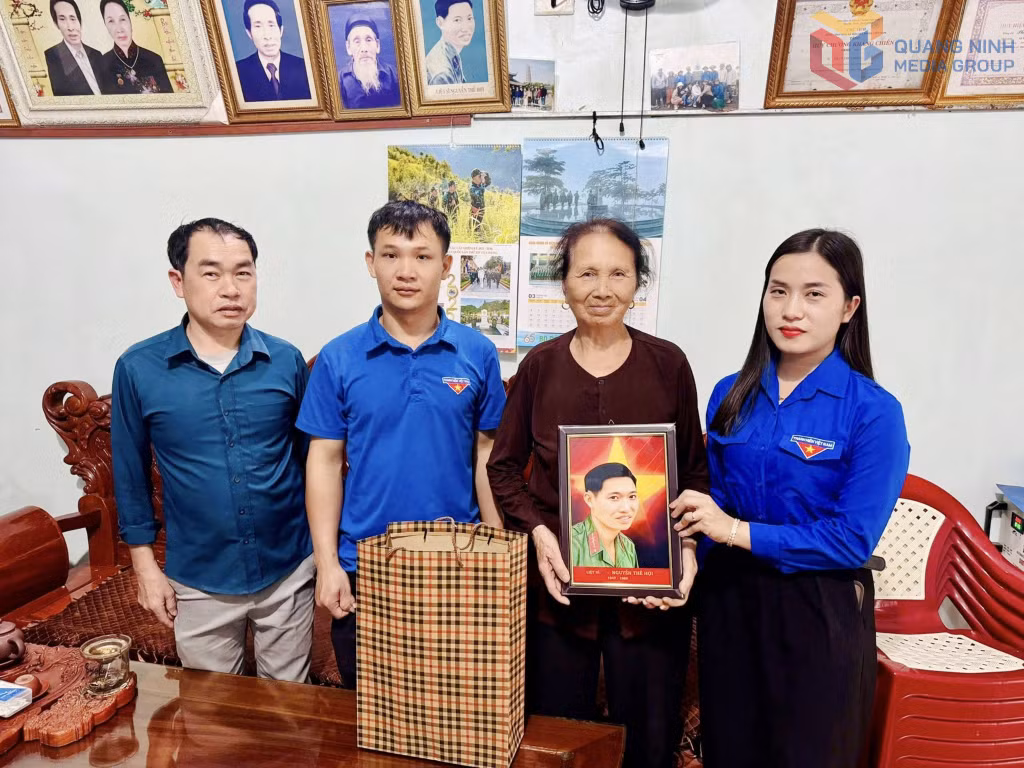 Huyện Đoàn Hải Hà trao tặng di ảnh phục dựng của liệt sĩ Nguyễn Thế Hợi (1947-1966) cho thân nhân gia đình, trong dự án “Tô màu ký ức” do Tỉnh Đoàn phát động.
