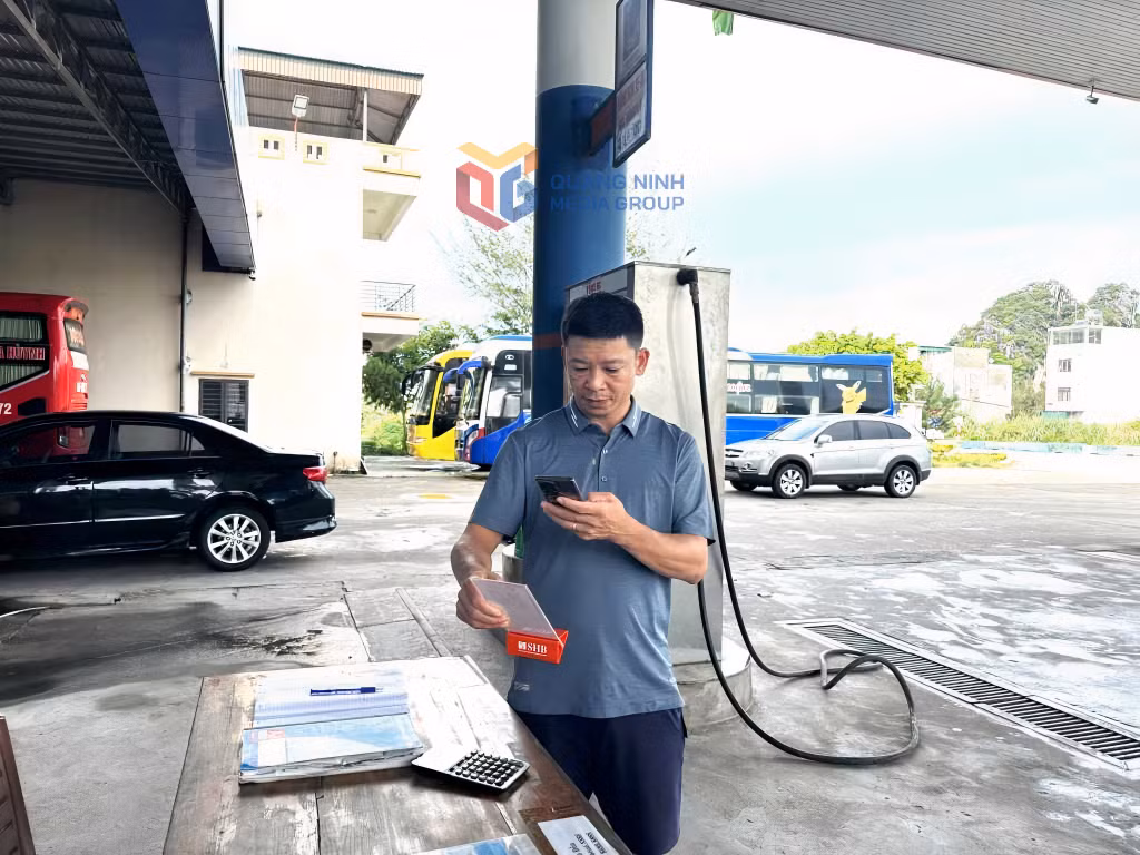 Người dân trên địa bàn huyện Vân Đồn thực hiện quét mã QR-Code để thanh toán khi mua xăng.