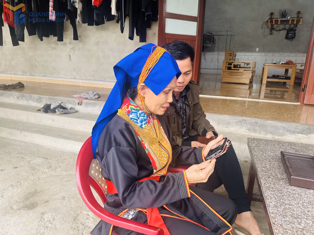 Người dân khu 10, phường Mông Dương, TP Cẩm Phả (nay là phường Mông Dương) theo dõi truyền hình trên điện thoại di động.