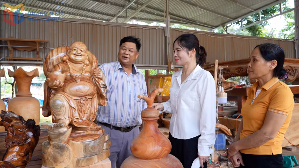Bà Nguyễn Thị Thúy, Bí thư Chi bộ - Trưởng thôn 14 (xã Hiệp Hòa, TX Quảng Yên) thăm cơ sở sản xuất của người dân.