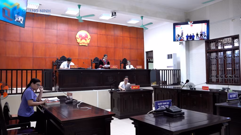 Quang cảnh Hội đồng xét xử phiên tòa trực tuyến tại điểm cầu trung tâm Tòa án Nhân dân tỉnh Quảng Ninh.