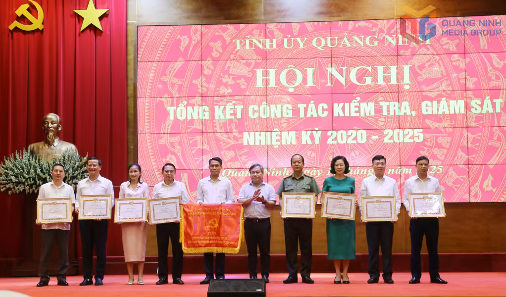 Đồng chí Bí thư Tỉnh ủy trao Bằng khen của Ban Thường vụ Tỉnh ủy cho các tập thể có thành tích xuất sắc trong công tác kiểm tra, giám sát nhiệm kỳ 2020- 2025. Ảnh: Thu Chung